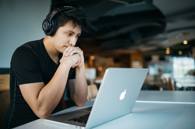 Usage of Technology in Online Colleges