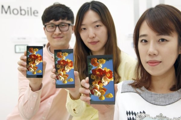 LG shows the G4’s 5.5″ QHD IPS LCD display with High Touch Sensitivity